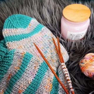 Ponožková sezóna v plném proudu. 🧶🧦 #relax #pletenijerelax #upleteno #pletenydarek #pleteneponozky #pleturada...